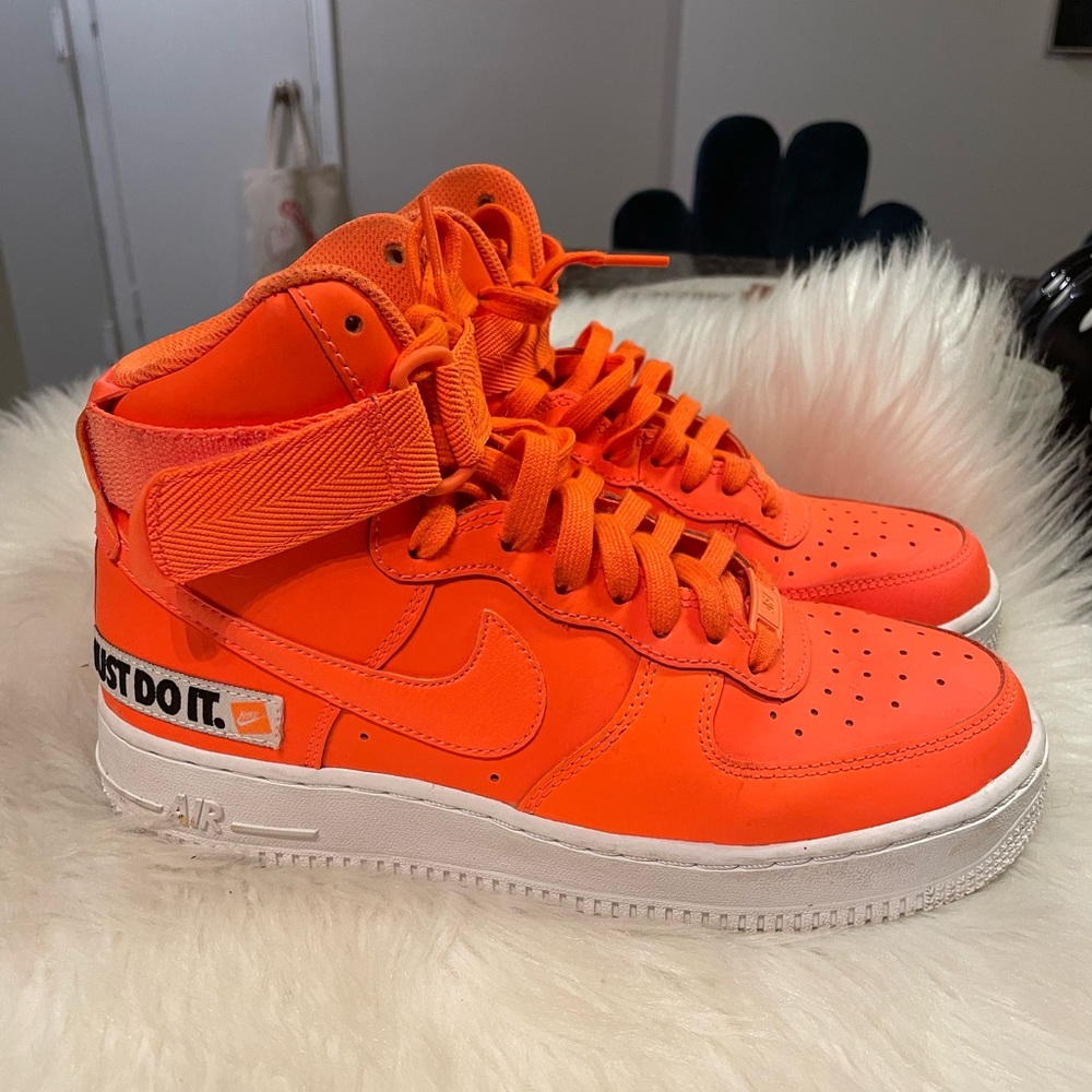 NIKE AIR FORCE 1 HIGH LV8 (GS) TOTAL NEON ORANGE SIZE 6.5Y/WOMEN 8